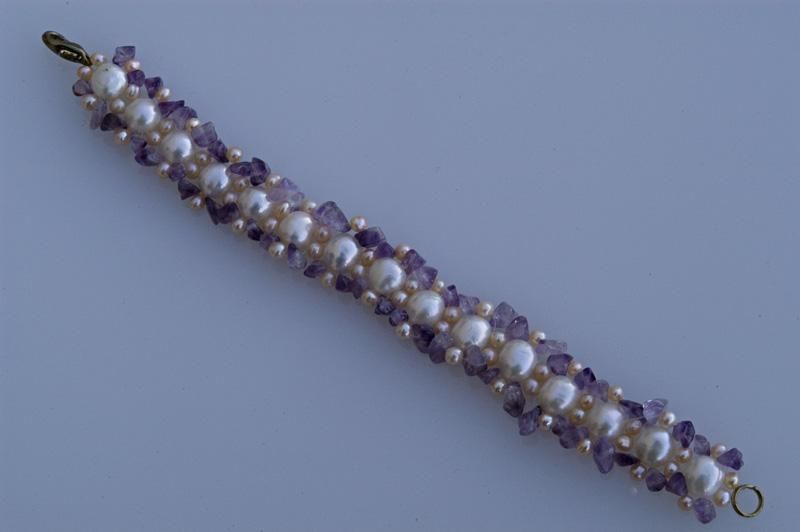 Elegant cultured pearls and amethyst bracelet Elegant cultured pearls and amethyst bracelet