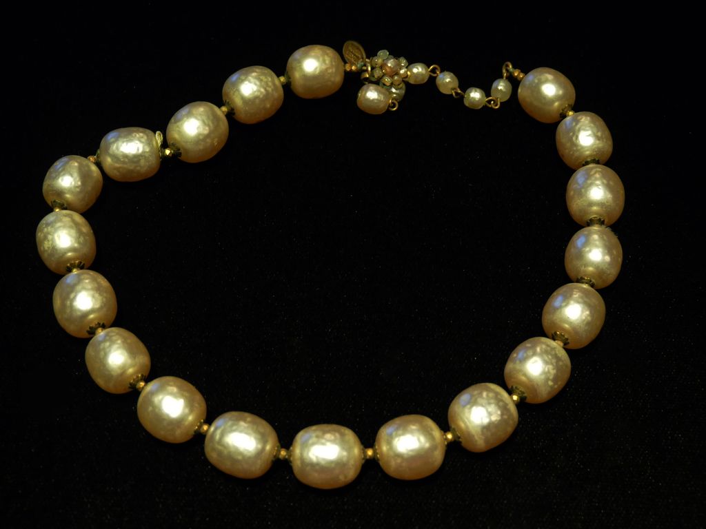 Large Faux Pearl Miriam Haskell Necklace. Large Faux Pearl Miriam Haskell Necklace.