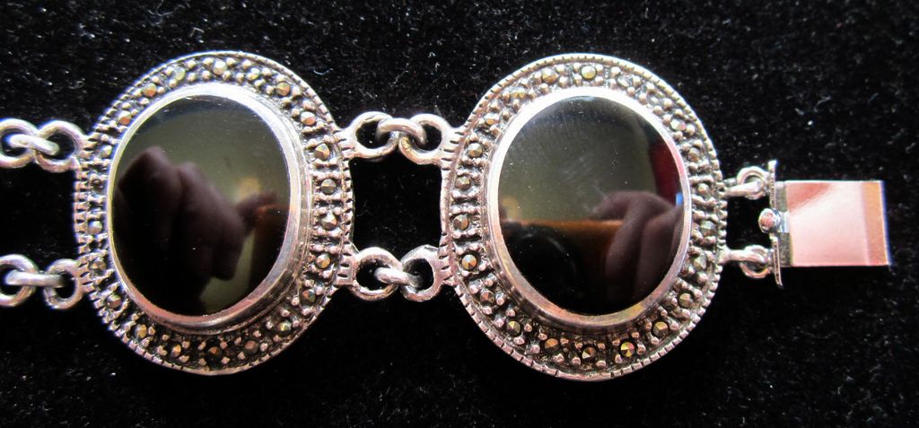 Vintage Sterling Silver Marcasite Round Onyx Bracelet Vintage Sterling Silver Marcasite Round Onyx Bracelet