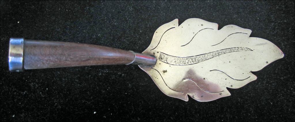 Antique Leaf Shaped Mexican Sterling Silver Pie Server With Wood Handle Antique Leaf Shaped Mexican Sterling Silver Pie Server With Wood Handle