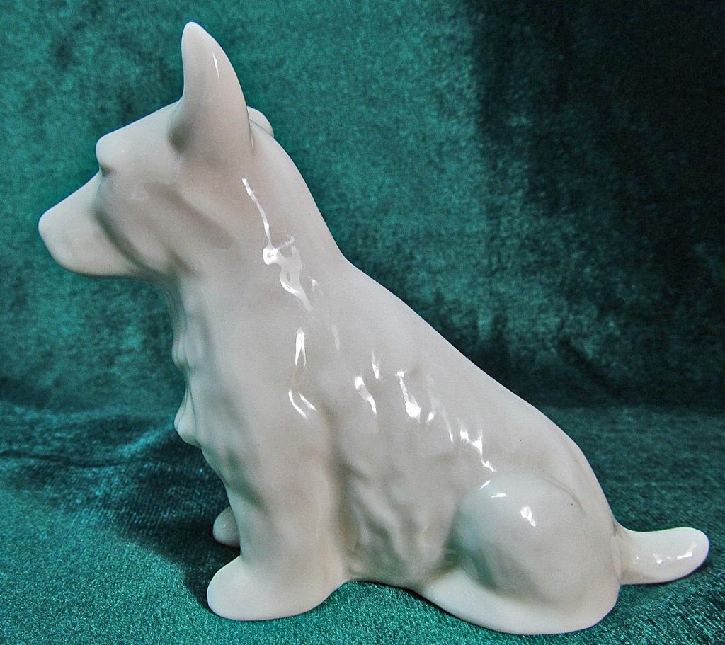 Irish Belleek 0423 Terrier Irish Belleek 0423 Terrier