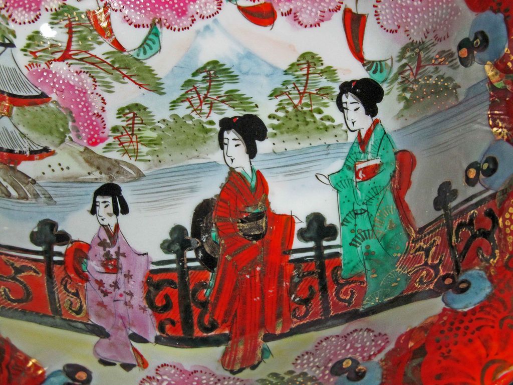 Nippon Bowl Flared Scalloped Shape Geisha Girl Decoration Nippon Bowl Flared Scalloped Shape Geisha Girl Decoration