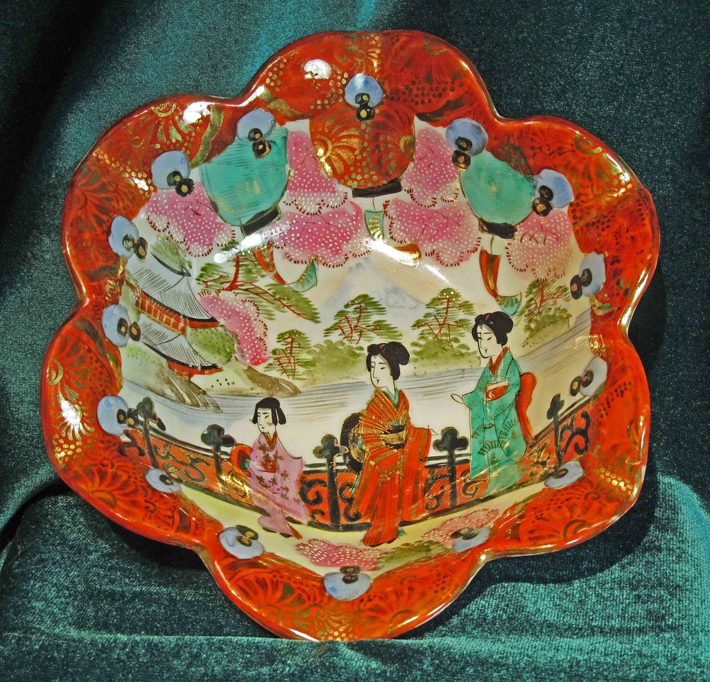 Nippon Bowl Flared Scalloped Shape Geisha Girl Decoration Nippon Bowl Flared Scalloped Shape Geisha Girl Decoration