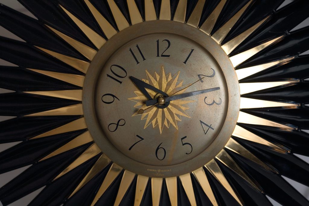 Fabulous Massive Mid Century Modern G.E. SUN BEAM "Telechron" Wall Clock Fabulous Massive Mid Century Modern G.E. SUN BEAM "Telechron" Wall Clock