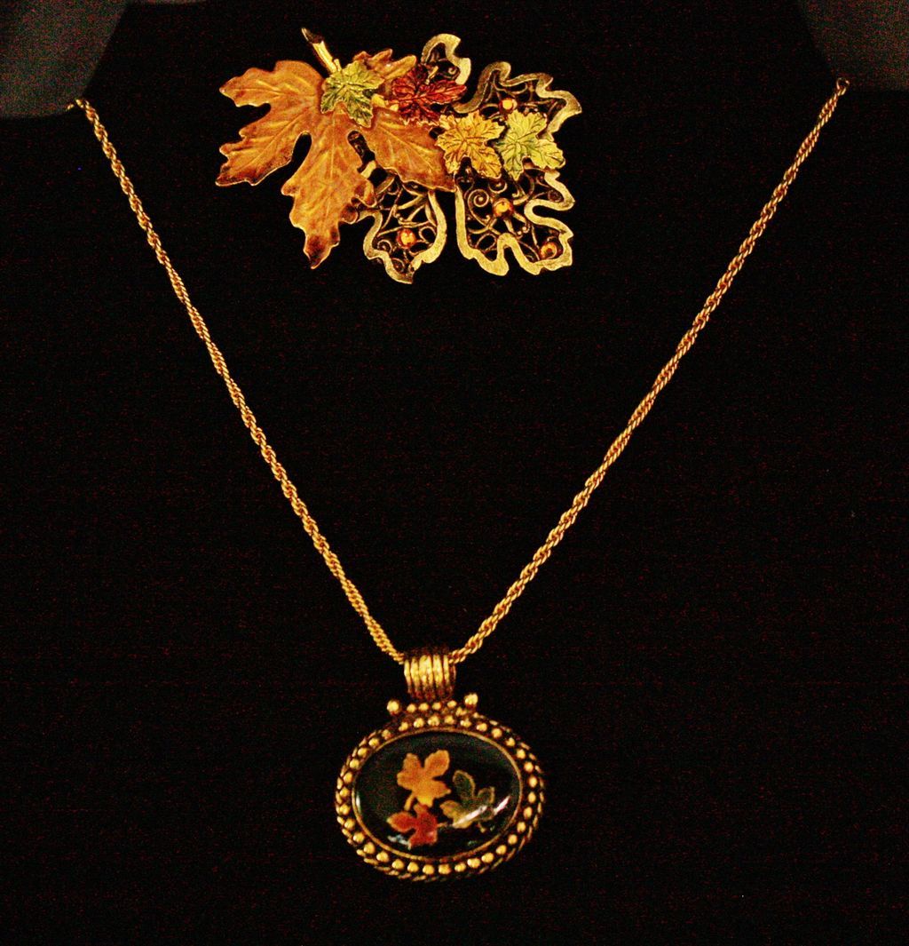 KC Signed Fall or Autumn Leaves Brooch & Necklace Gold Tone Set KC Signed Fall or Autumn Leaves Brooch & Necklace Gold Tone Set