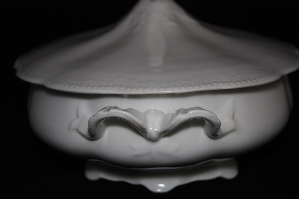 Vtg Embossed Hutschenreuther Lidded & Footed Tureen Bavaria (all White) Racine Pattern Vtg Embossed Hutschenreuther Lidded & Footed Tureen Bavaria (all White) Racine Pattern