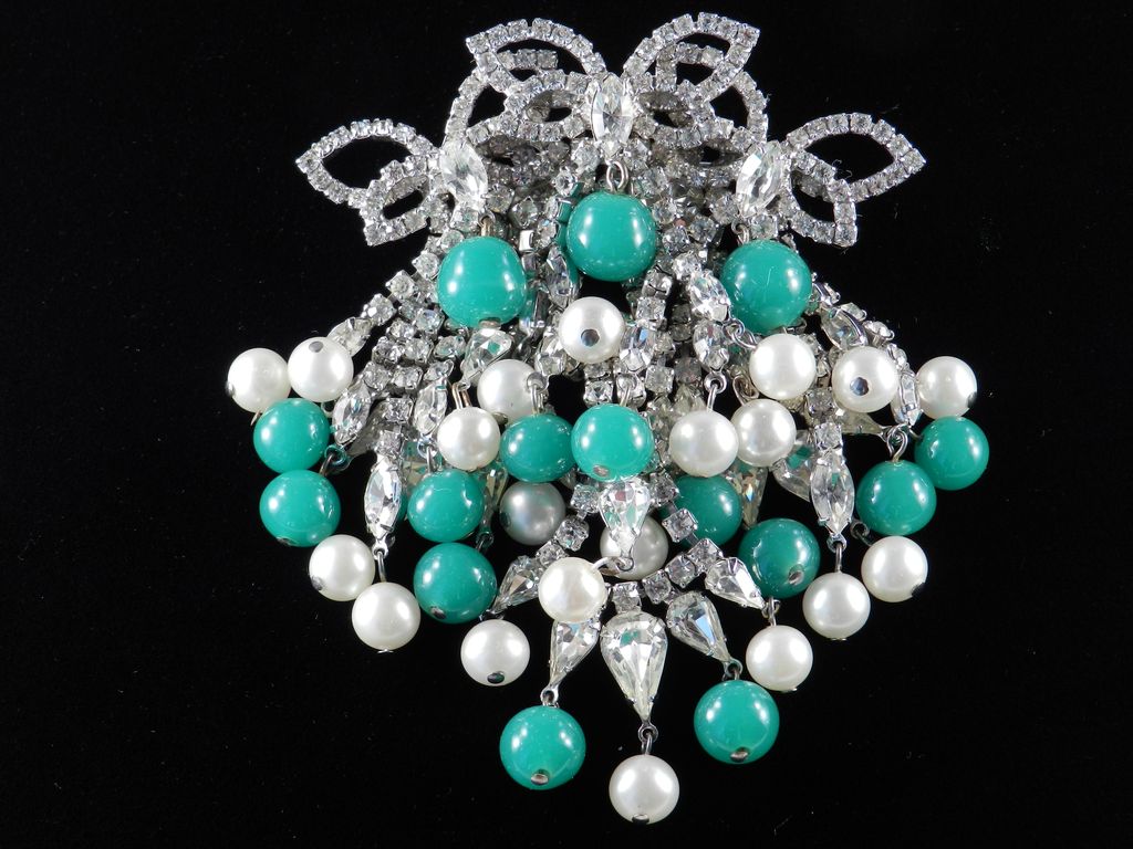 Hattie Carnegie Rhinestone Brooch Pin Earrings Demi Parure Set Peking Glass Beads & Faux Pearl Dangles Hattie Carnegie Rhinestone Brooch Pin Earrings Demi Parure Set Peking Glass Beads & Faux Pearl Dangles