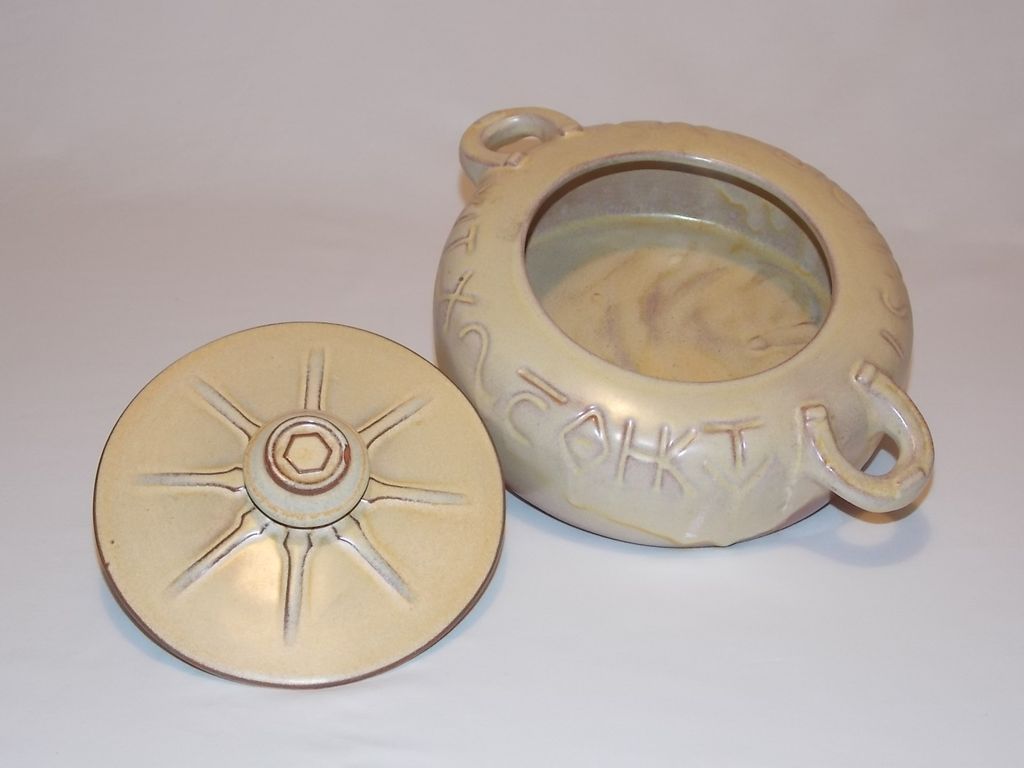Vintage 40's Frankoma Potteries Desert Gold Wagon Wheel 2 quart covered casserole Vintage 40's Frankoma Potteries Desert Gold Wagon Wheel 2 quart covered casserole