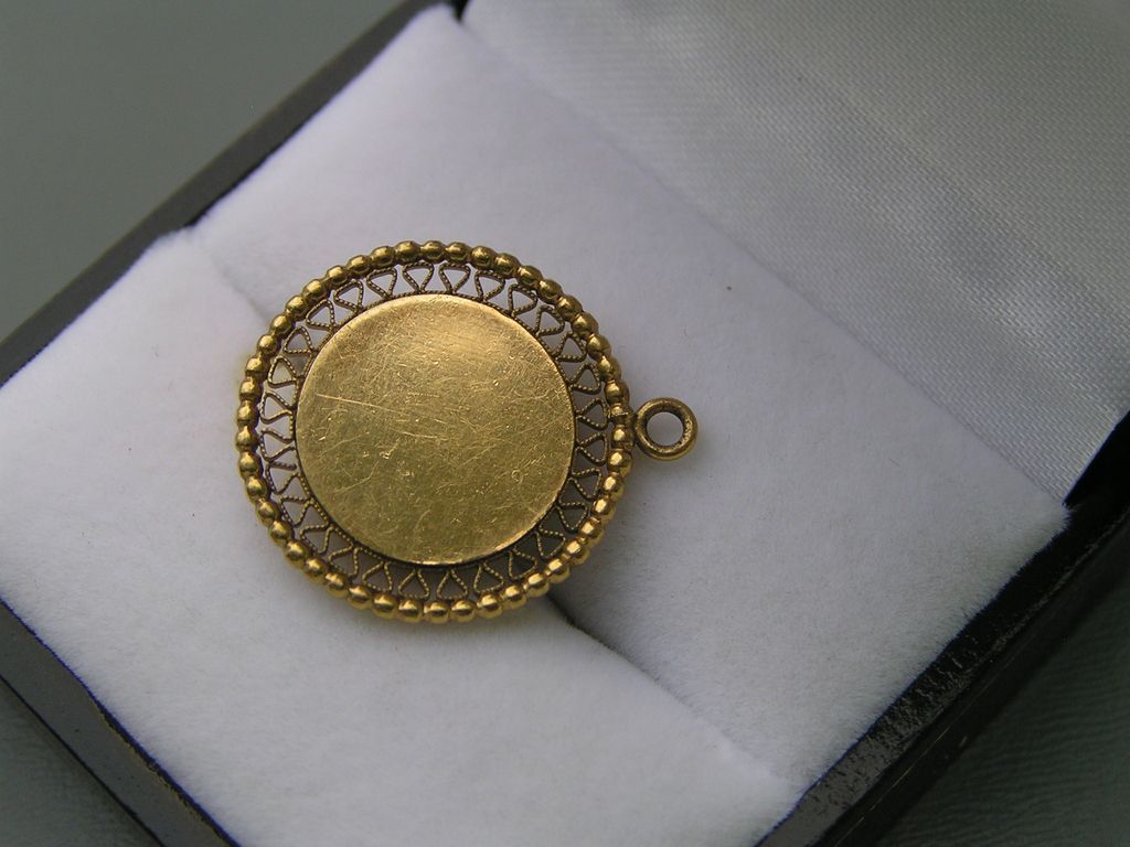 Vintage 10kt solid yellow Gold Operculum Shell Charm for Bracelet Vintage 10kt solid yellow Gold Operculum Shell Charm for Bracelet