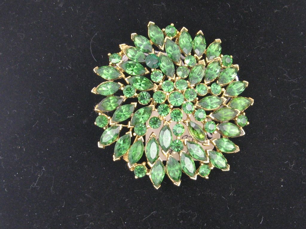 Large Forest Green Unmarked Brooch Large Forest Green Unmarked Brooch