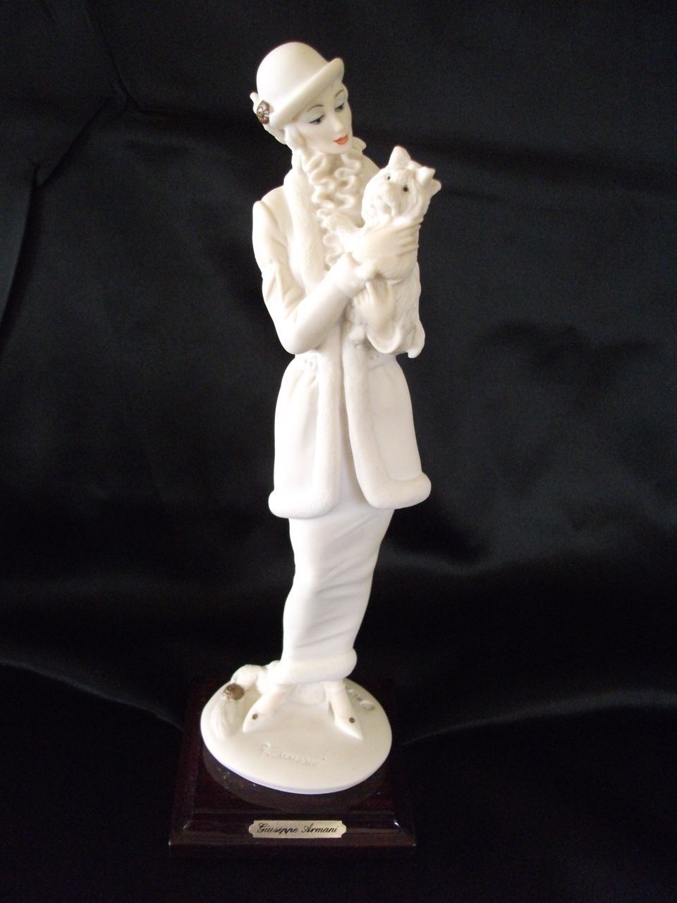 Giuseppe Armani Capodimonte Figurine Lady with Dog Giuseppe Armani Capodimonte Figurine Lady with Dog