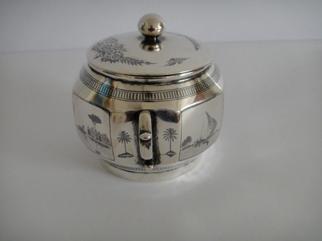An Iraqi niello silver sweet box 18th/19th Century An Iraqi niello silver sweet box 18th/19th Century