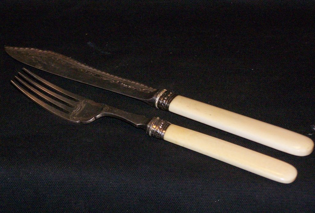 Antique Bone Handle Twelve Piece Fish Service Allen and Darwin Sheffield Circa 1898 Antique Bone Handle Twelve Piece Fish Service Allen and Darwin Sheffield Circa 1898