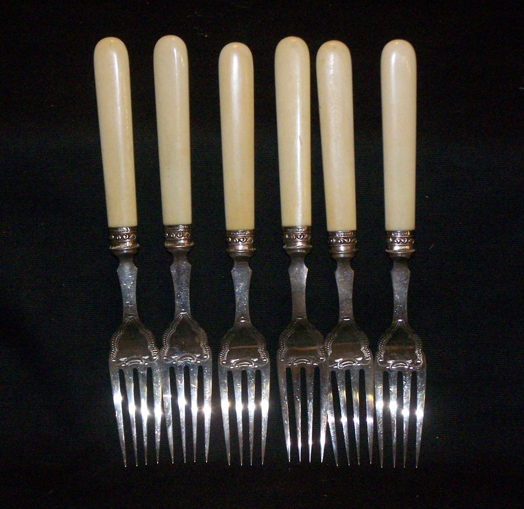Antique Bone Handle Twelve Piece Fish Service Allen and Darwin Sheffield Circa 1898 Antique Bone Handle Twelve Piece Fish Service Allen and Darwin Sheffield Circa 1898