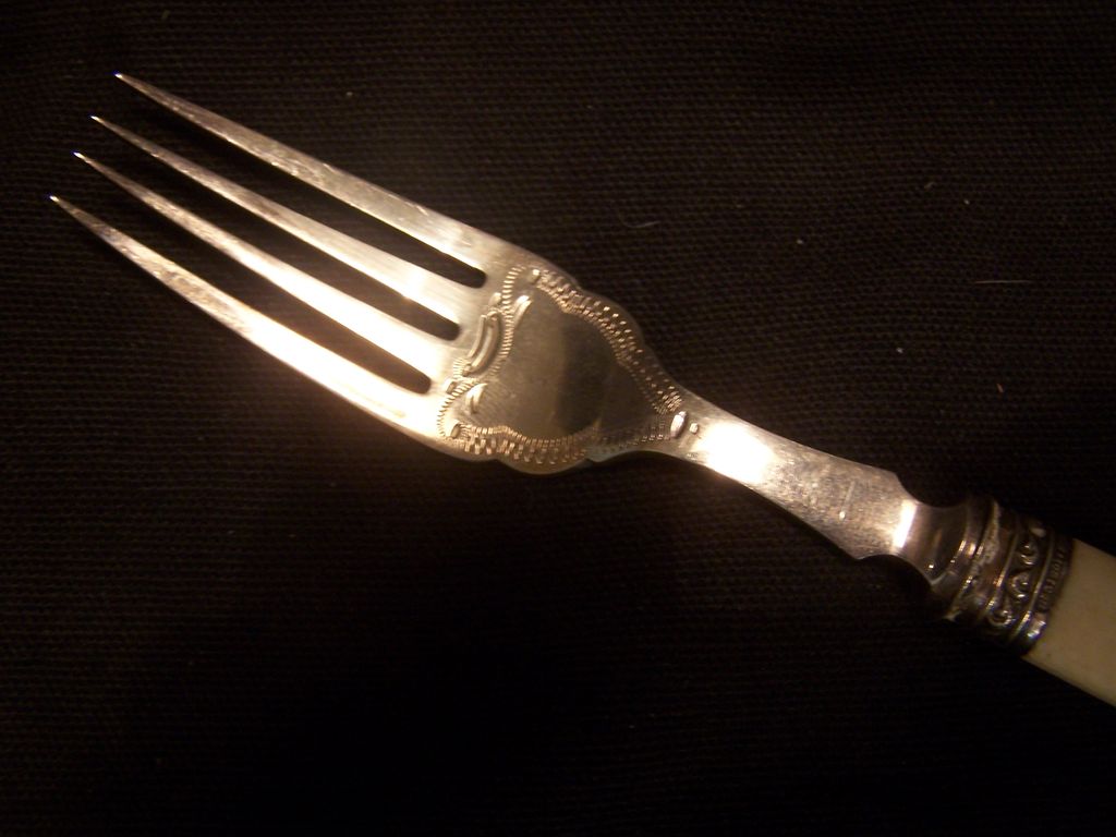 Antique Bone Handle Twelve Piece Fish Service Allen and Darwin Sheffield Circa 1898 Antique Bone Handle Twelve Piece Fish Service Allen and Darwin Sheffield Circa 1898