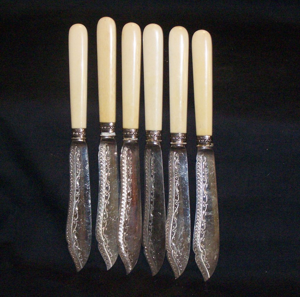 Antique Bone Handle Twelve Piece Fish Service Allen and Darwin Sheffield Circa 1898 Antique Bone Handle Twelve Piece Fish Service Allen and Darwin Sheffield Circa 1898