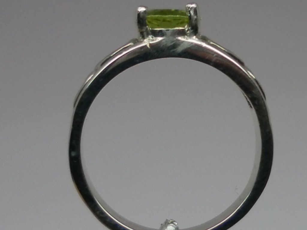 Vintage Natural Peridot Silver Ring; FREE SIZING. Vintage Natural Peridot Silver Ring; FREE SIZING.
