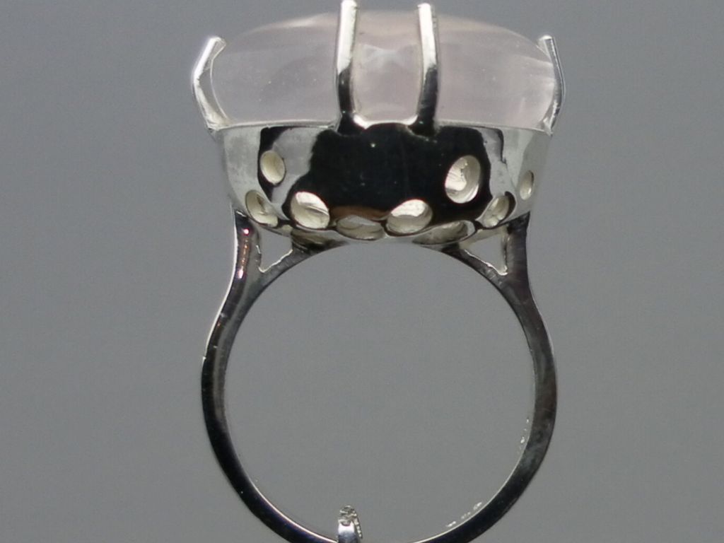 23 Carats Rose Quartz Silver Ring; FREE SIZING. 23 Carats Rose Quartz Silver Ring; FREE SIZING.