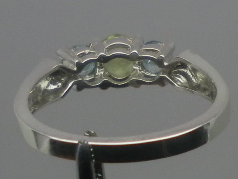 Vintage 14kt Peridot & Blue Zircon Ring; FREE SIZING. Vintage 14kt Peridot & Blue Zircon Ring; FREE SIZING.