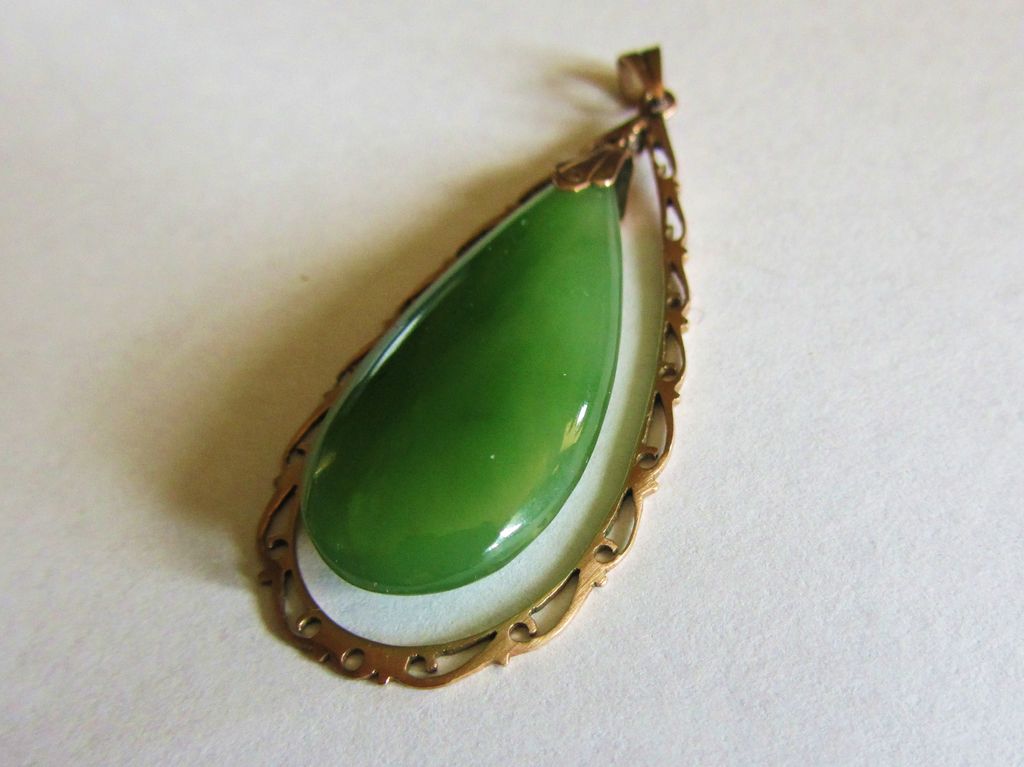 Large Vintage Green Jade Teardrop Dangle 14k Pendant Large Vintage Green Jade Teardrop Dangle 14k Pendant