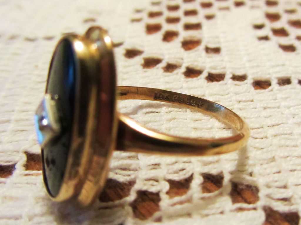 Vintage Black Onyx and Diamond 10k Gold Ring-Sz 6.5 Vintage Black Onyx and Diamond 10k Gold Ring-Sz 6.5