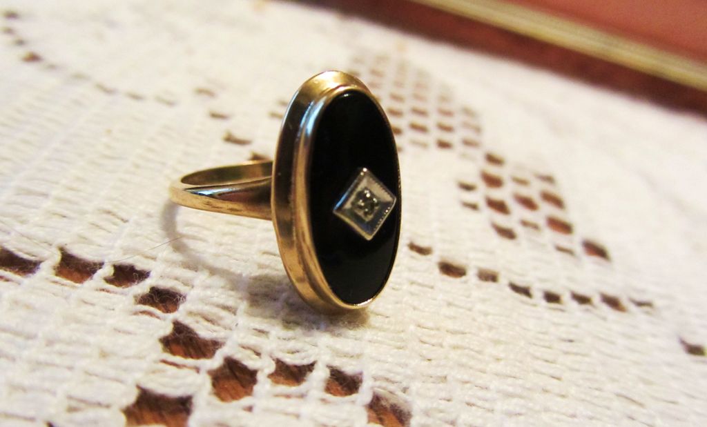 Vintage Black Onyx and Diamond 10k Gold Ring-Sz 6.5 Vintage Black Onyx and Diamond 10k Gold Ring-Sz 6.5