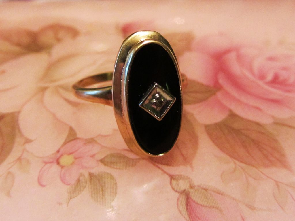 Vintage Black Onyx and Diamond 10k Gold Ring-Sz 6.5 Vintage Black Onyx and Diamond 10k Gold Ring-Sz 6.5