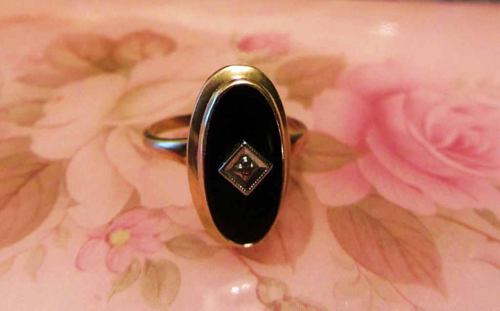 Vintage Black Onyx and Diamond 10k Gold Ring-Sz 6.5 Vintage Black Onyx and Diamond 10k Gold Ring-Sz 6.5