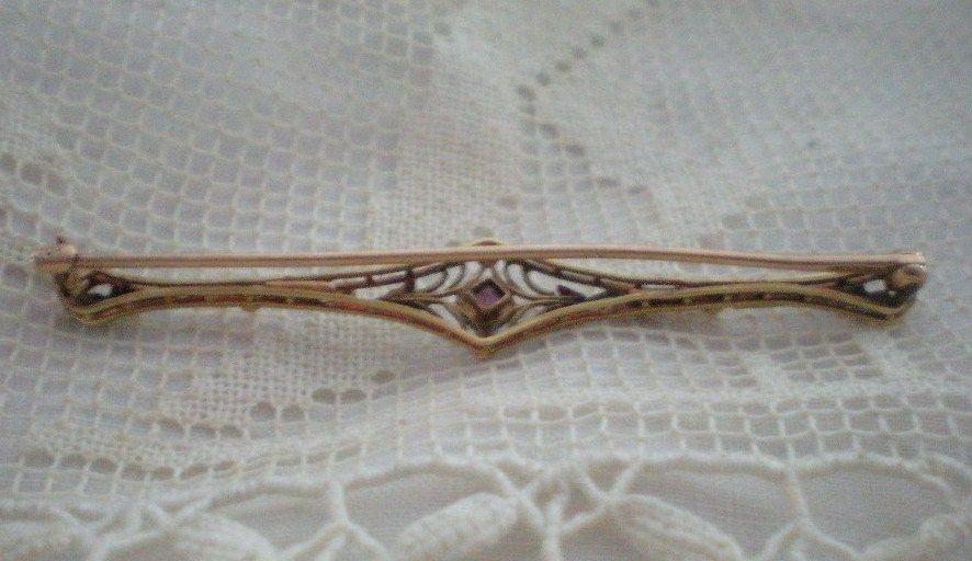 Art Deco Gold and Amethyst Past Bar Pin Art Deco Gold and Amethyst Past Bar Pin