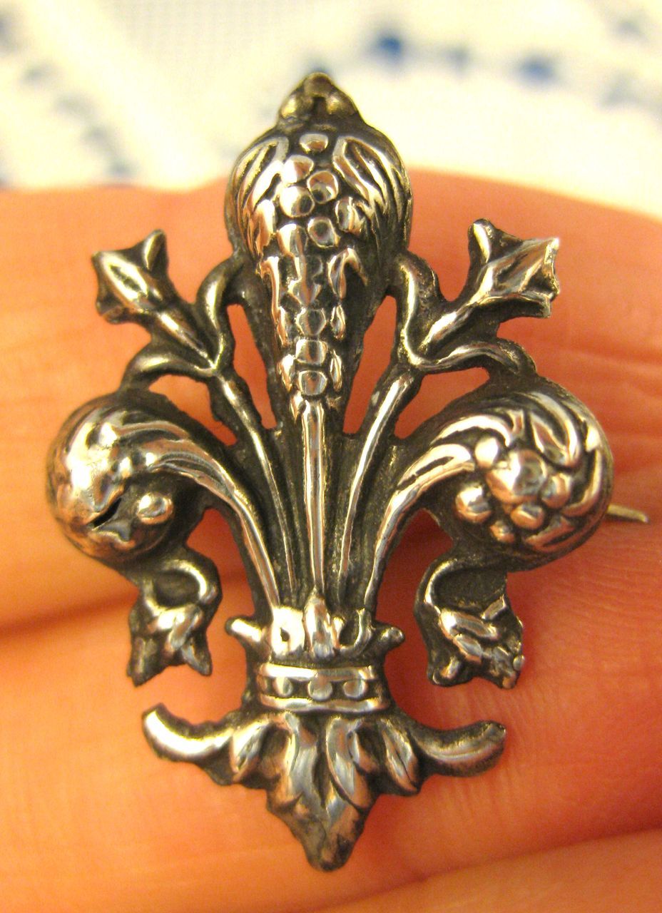 800 Silver ~ Fleur De Lis Brooch ~ Victorian Petite Pin 800 Silver ~ Fleur De Lis Brooch ~ Victorian Petite Pin