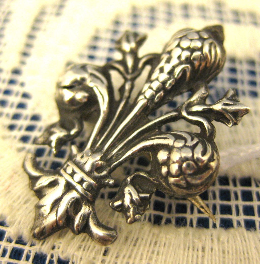 800 Silver ~ Fleur De Lis Brooch ~ Victorian Petite Pin 800 Silver ~ Fleur De Lis Brooch ~ Victorian Petite Pin