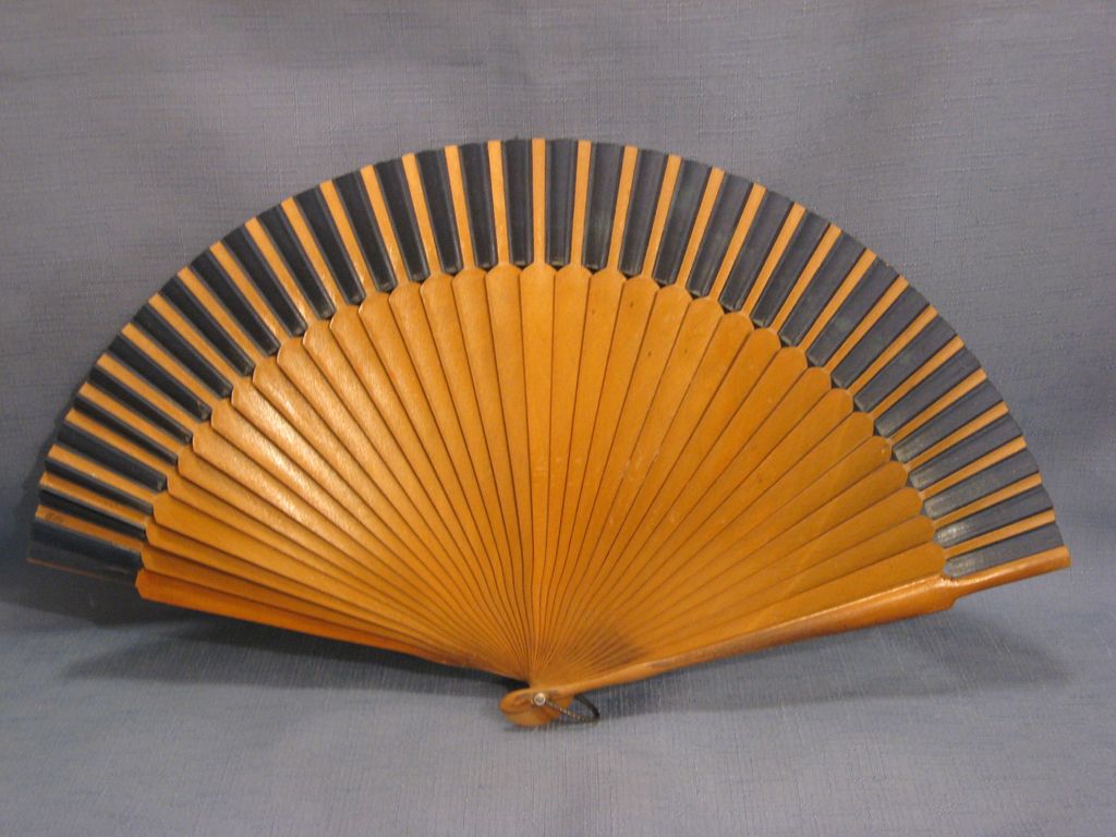 Vintage Fan Hand Painted Excellent Condition Vintage Fan Hand Painted Excellent Condition