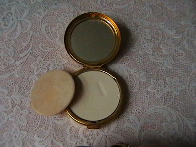 Beautiful ESTEE LAUDER Vintage Compact Beautiful ESTEE LAUDER Vintage Compact
