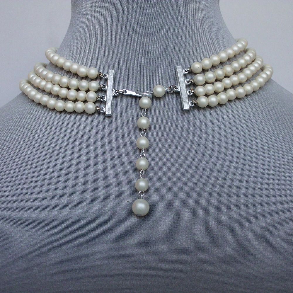 Vintage faux pearl necklace. Upscale costume jewelry Vintage faux pearl necklace. Upscale costume jewelry