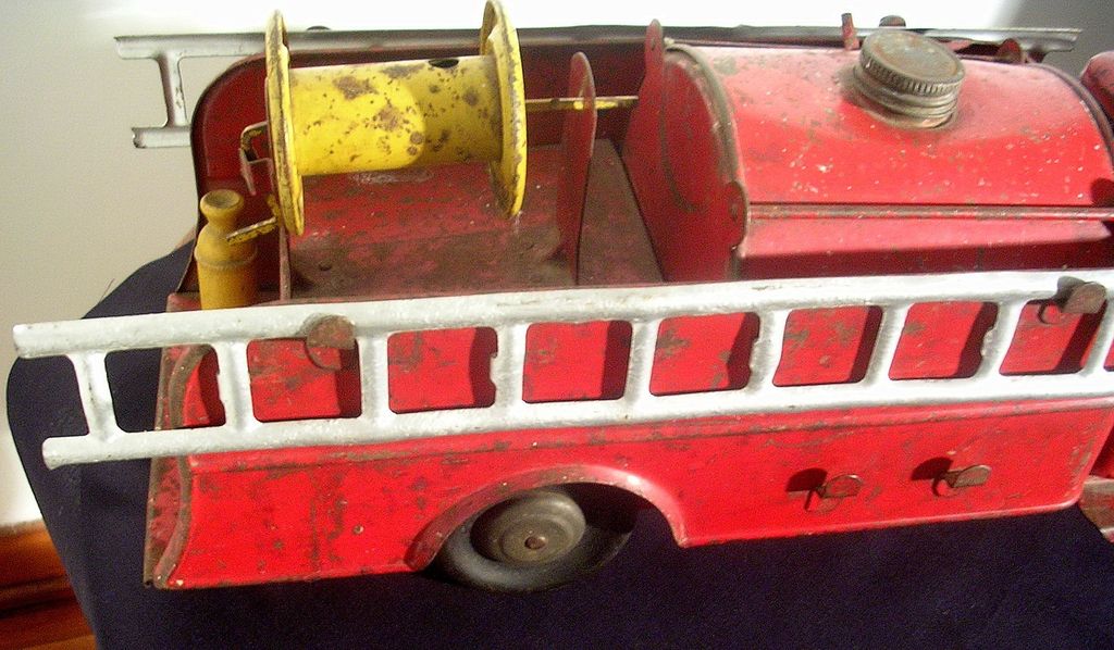 Structo Fire Truck - 22 Inch Steel Water Pumper - Vintage 1947 Structo Fire Truck - 22 Inch Steel Water Pumper - Vintage 1947