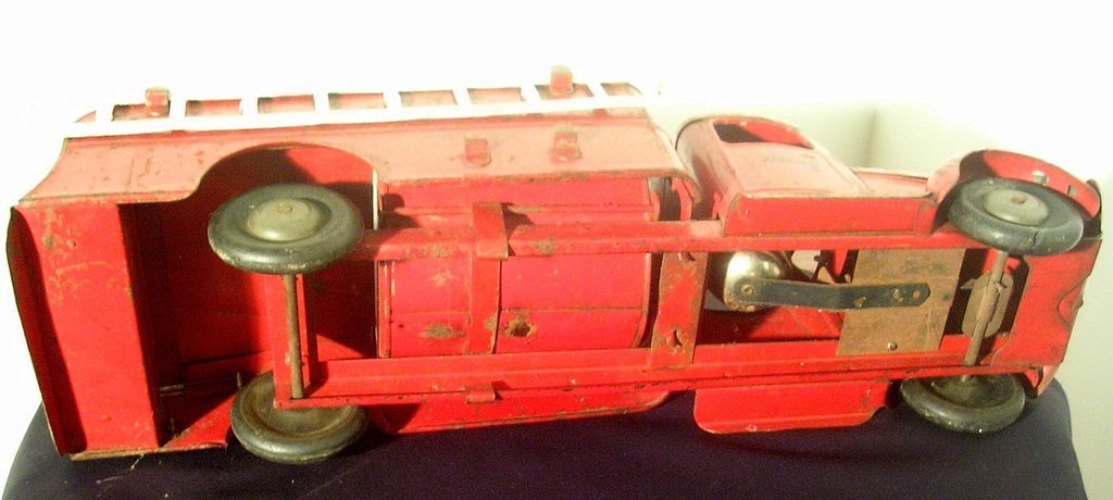 Structo Fire Truck - 22 Inch Steel Water Pumper - Vintage 1947 Structo Fire Truck - 22 Inch Steel Water Pumper - Vintage 1947