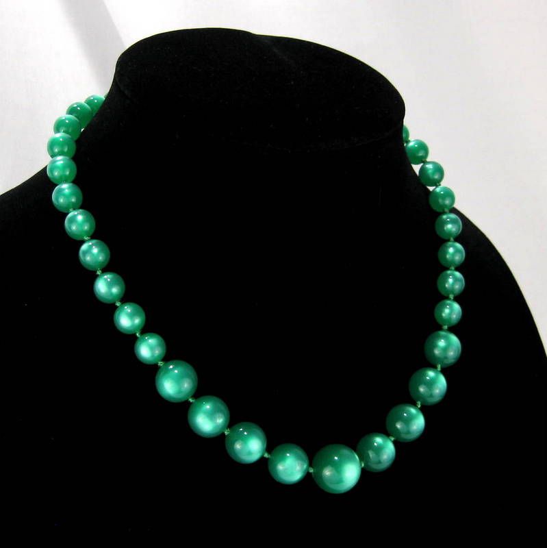 Vintage Kelly Green Lucite Moonglow Bead Necklace Vintage Kelly Green Lucite Moonglow Bead Necklace