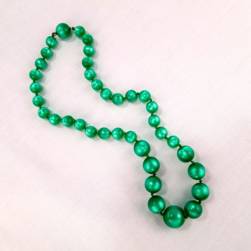 Vintage Kelly Green Lucite Moonglow Bead Necklace Vintage Kelly Green Lucite Moonglow Bead Necklace