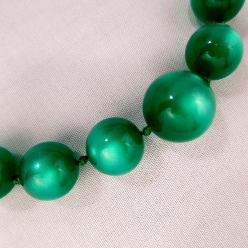 Vintage Kelly Green Lucite Moonglow Bead Necklace Vintage Kelly Green Lucite Moonglow Bead Necklace