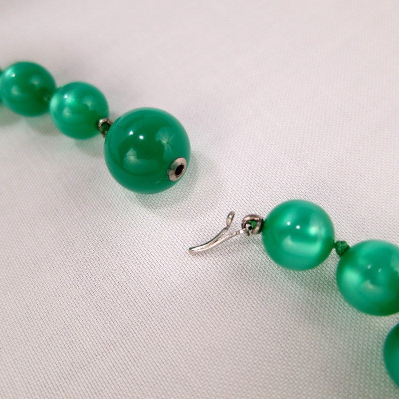 Vintage Kelly Green Lucite Moonglow Bead Necklace Vintage Kelly Green Lucite Moonglow Bead Necklace