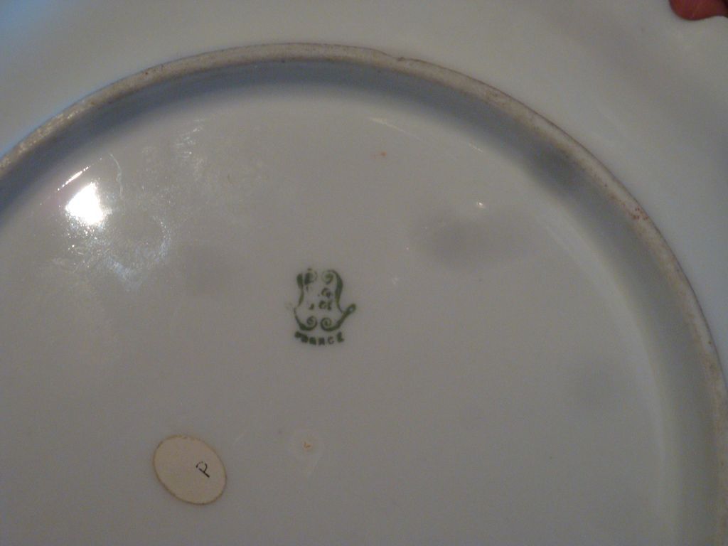 Limoges plate with shell motif & gilded border Limoges plate with shell motif & gilded border
