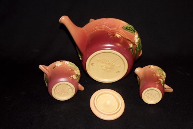 Roseville Pink Snowberry Tea Set Roseville Pink Snowberry Tea Set