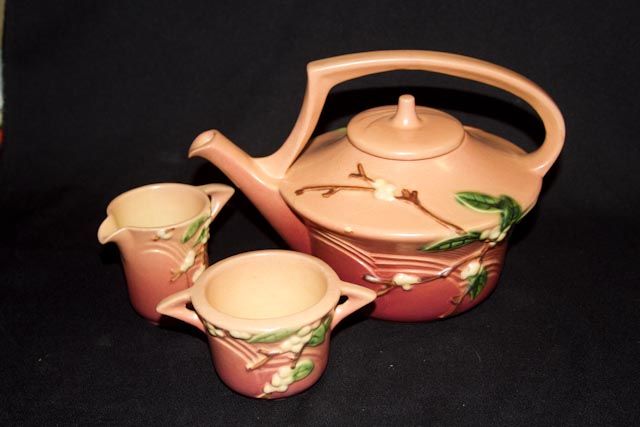 Roseville Pink Snowberry Tea Set Roseville Pink Snowberry Tea Set