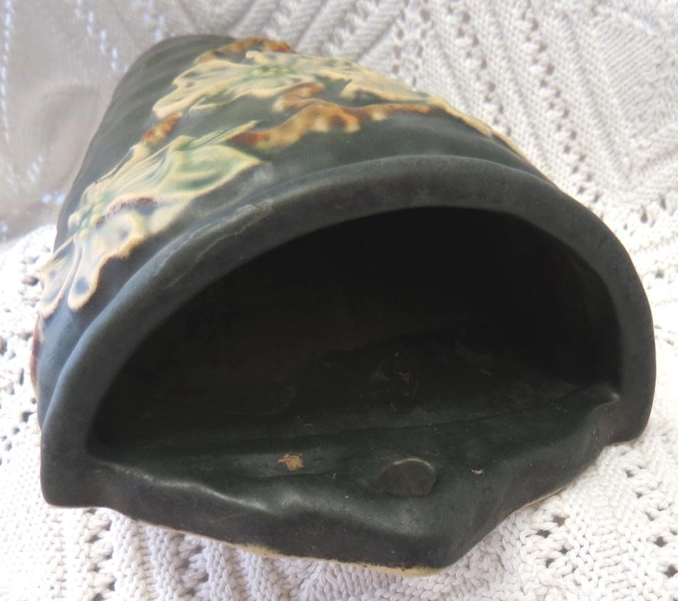 Early Deep Green Roseville Dogwood Wall Pocket Early Deep Green Roseville Dogwood Wall Pocket
