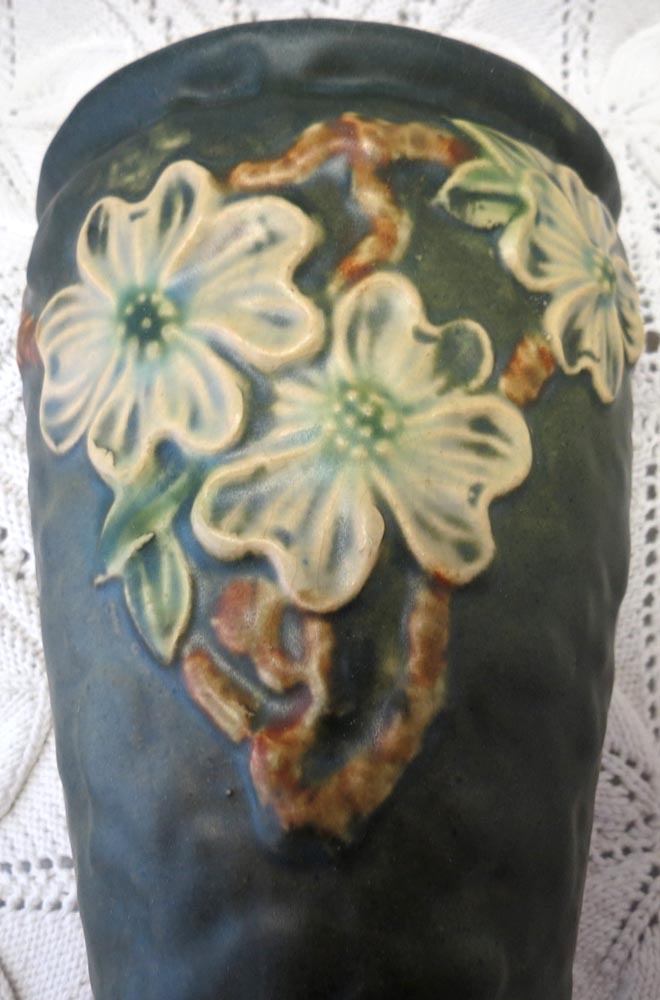 Early Deep Green Roseville Dogwood Wall Pocket Early Deep Green Roseville Dogwood Wall Pocket