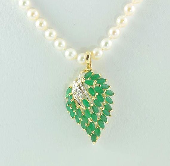14 kt Yellow gold Emerald & Diamond ensemble with pearls 14 kt Yellow gold Emerald & Diamond ensemble with pearls