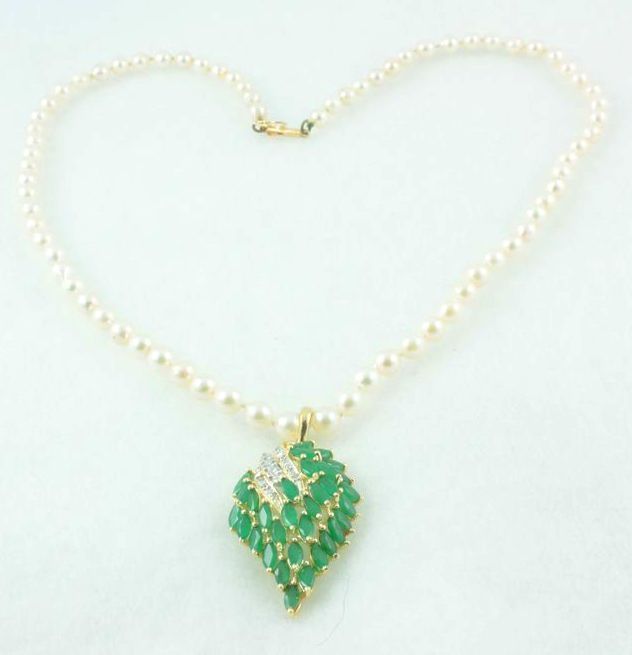 14 kt Yellow gold Emerald & Diamond ensemble with pearls 14 kt Yellow gold Emerald & Diamond ensemble with pearls