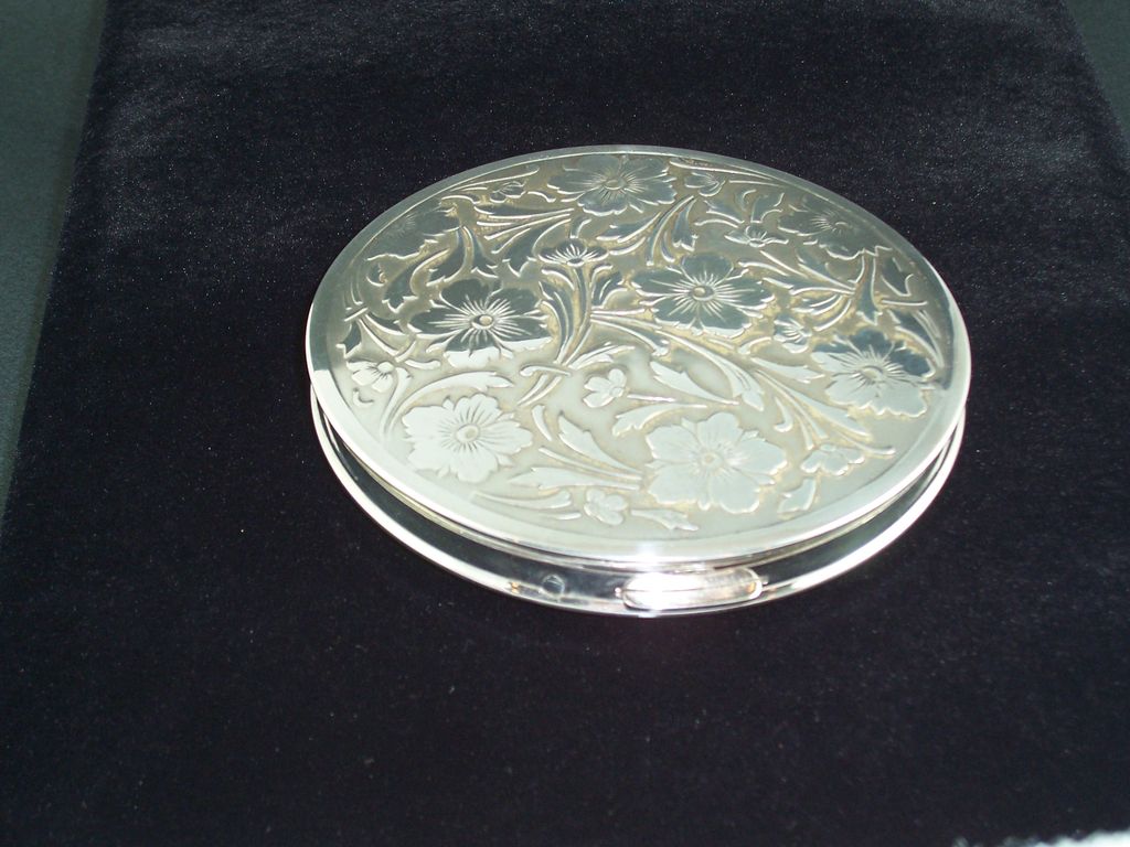 Sterling Silver compact, embossed lid, vintage collectable, vanity item, large size 4 inch diameter, weight is 5.12 oz. a generous size. Sterling Silver compact, embossed lid, vintage collectable, vanity item, large size 4 inch diameter, weight is 5.12 oz. a generous size.