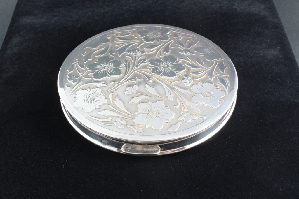 Sterling Silver compact, embossed lid, vintage collectable, vanity item, large size 4 inch diameter, weight is 5.12 oz. a generous size. Sterling Silver compact, embossed lid, vintage collectable, vanity item, large size 4 inch diameter, weight is 5.12 oz. a generous size.
