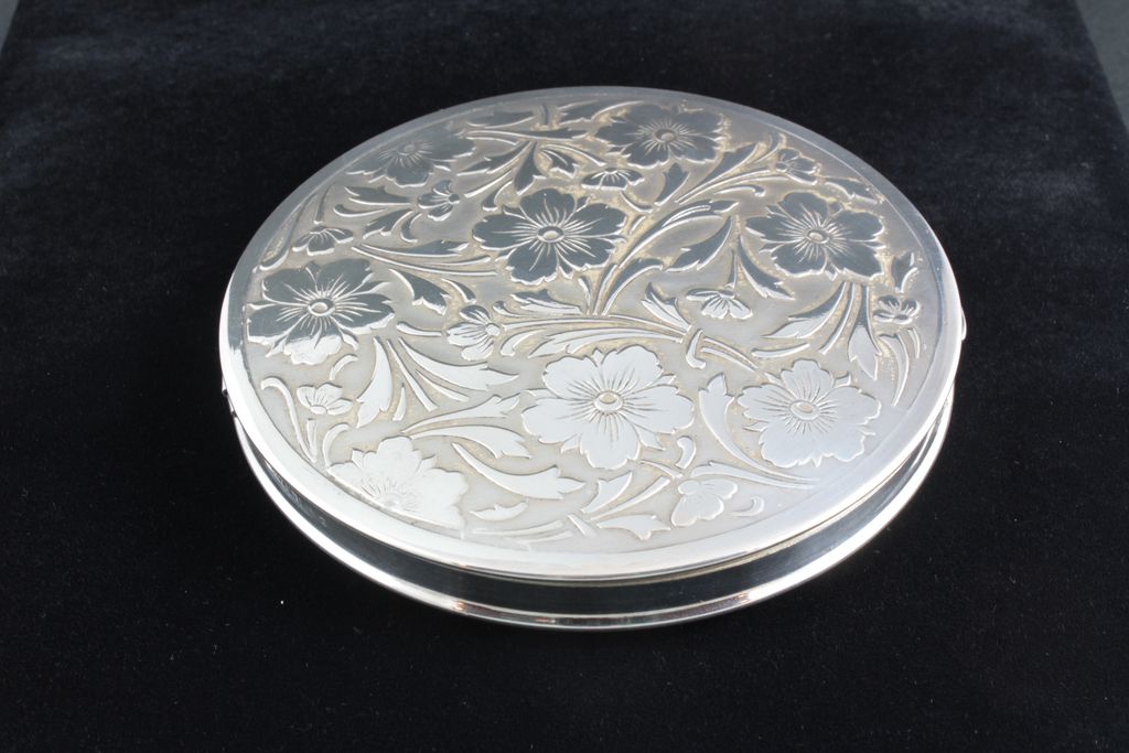 Sterling Silver compact, embossed lid, vintage collectable, vanity item, large size 4 inch diameter, weight is 5.12 oz. a generous size. Sterling Silver compact, embossed lid, vintage collectable, vanity item, large size 4 inch diameter, weight is 5.12 oz. a generous size.